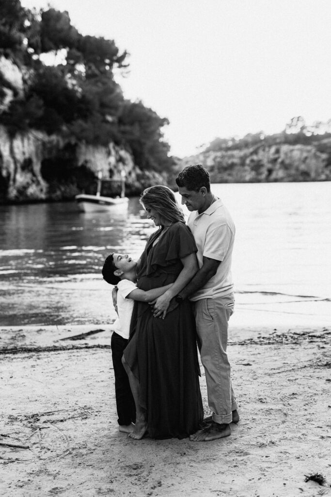 Sesión de fotos premamá en Mallorca Claudia Bonnin Fotografia shooting maternidad embarazad. Familiar.